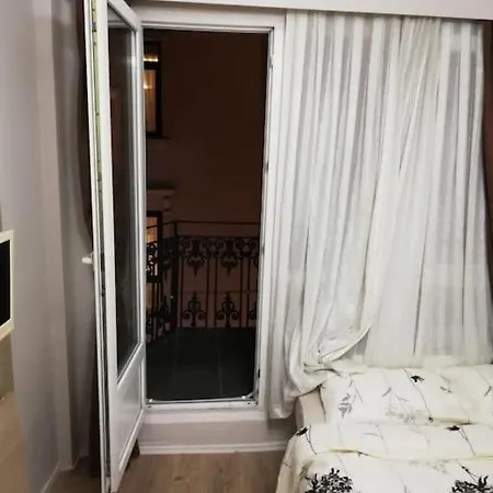Taksim'de Balkonlu Studyo Daire Apartment Istanbul