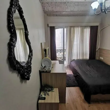 Taksim'de Balkonlu Studyo Daire